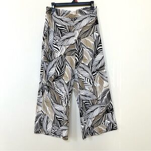 Wide Leg Gaucho Capri Length Pants - Graphic Tropical Leaf Print - Size: Medium